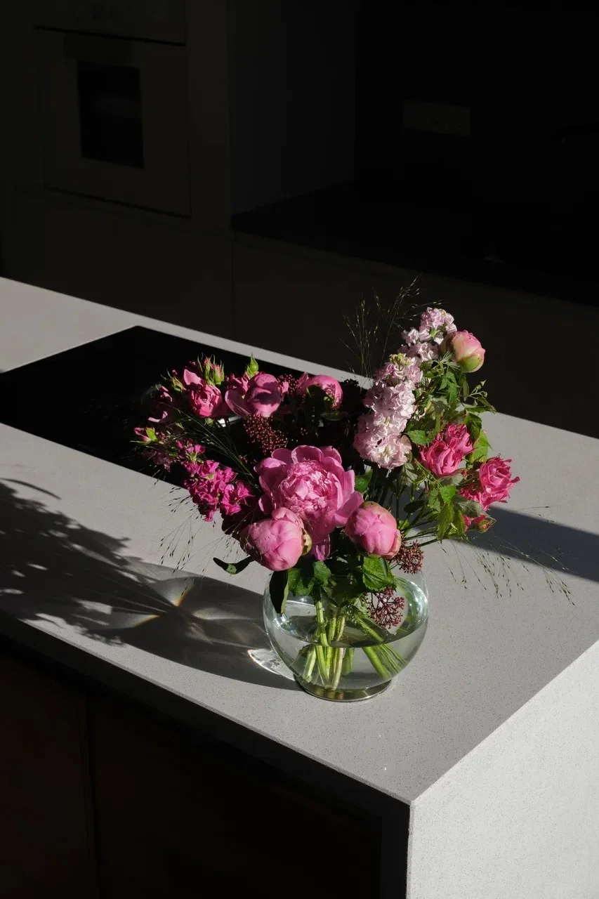 Интерьерная композиция для круглой вазы 🌹

Состав композиции: 

- Кустовая Роза 
- Пион 
- Маттиола