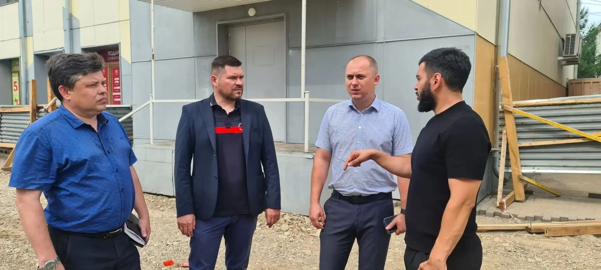 Депутат Кирилл Девятко проконтролировал ход благоустройства территории Арбата в Биробид...