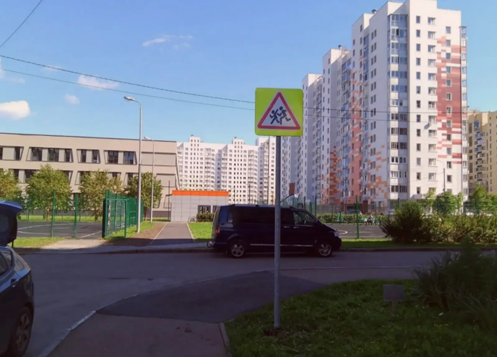 В администрации округа сообщили, что у корпуса №2 Свердловской школы установили дорожны...