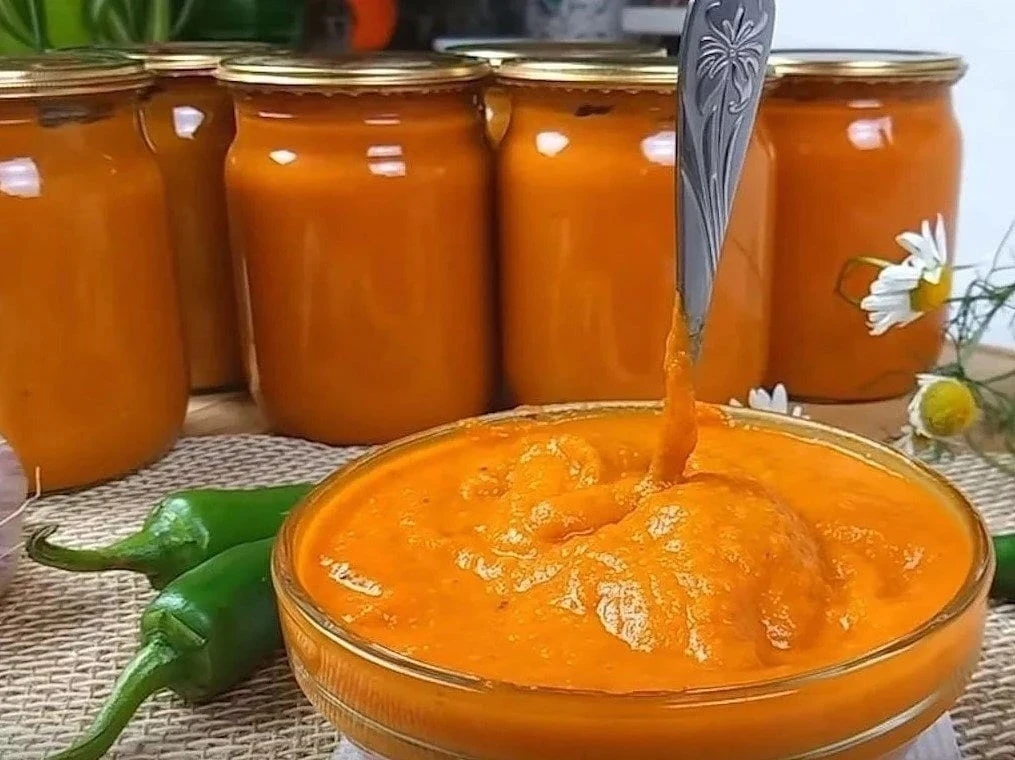 Домашняя кабачковая икра ⠀ Ингредиенты: На 2 средних кабачка - 2 крупные луковицы, 1-2 крупных морко