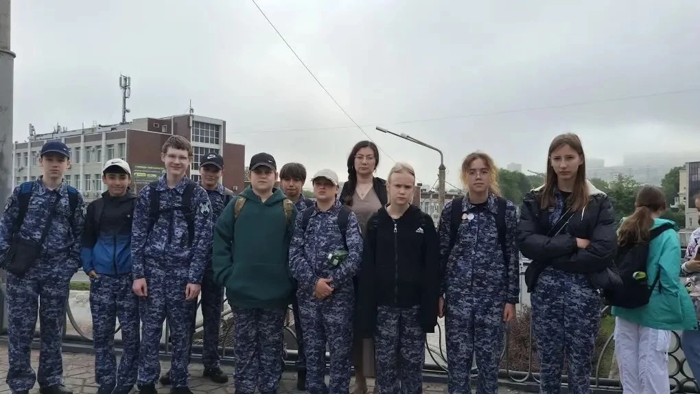 Вчера ребята из Росгвардейского класса вместе с классным руководителем Нелли Андреевной Бицко и кура