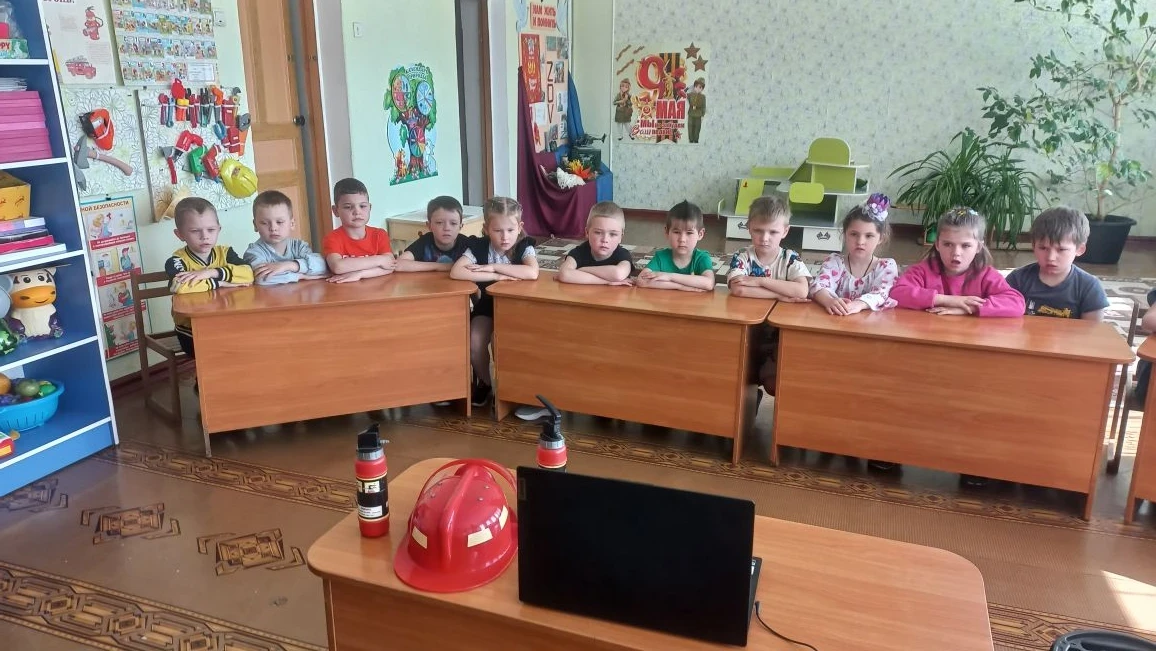 В старшей и старшей логопедической группах, прошёл просмотр мультфильмов по пожарной бе...