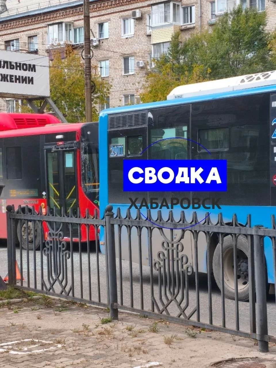 Столкнулись два автобуса на Ленина. Одному выбило стекло. Теперь жёсткая пробка.