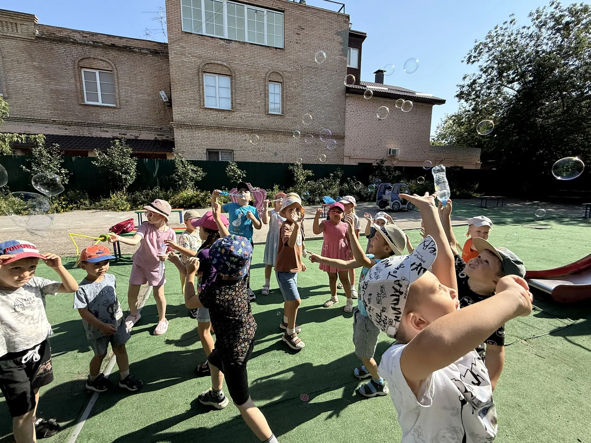 🎉 «Мыльные пузыри и лето: волшебство в нашем ДОУ!» 🎉

☀️ Лето — это время радости, солнца и самых 