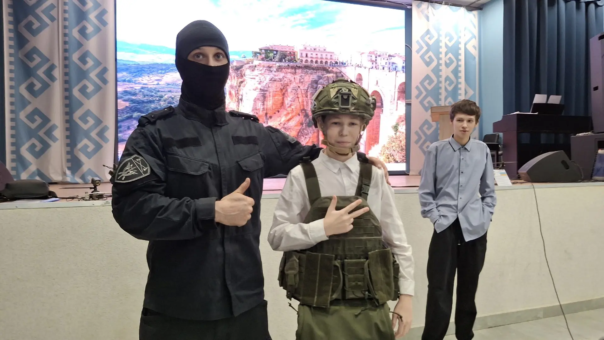 В 32-й школе  г. Йошкар-Олы прошла встреча учащихся с сотрудниками СОБР «Берсерк» Управления Росгвар