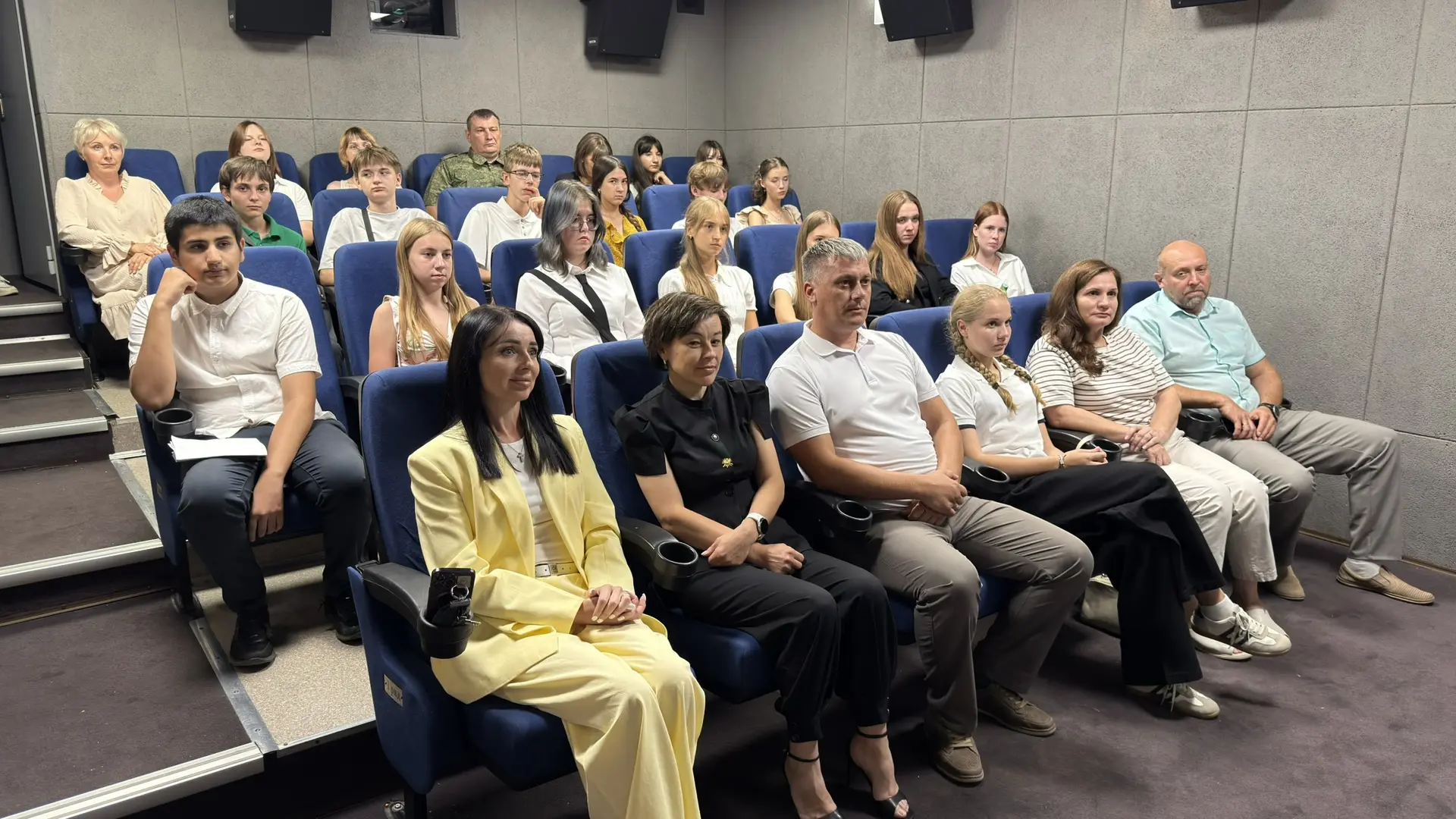 В кинотеатре «Заря» прошла торжественная церемония, посвящённая завершению летнего труд...