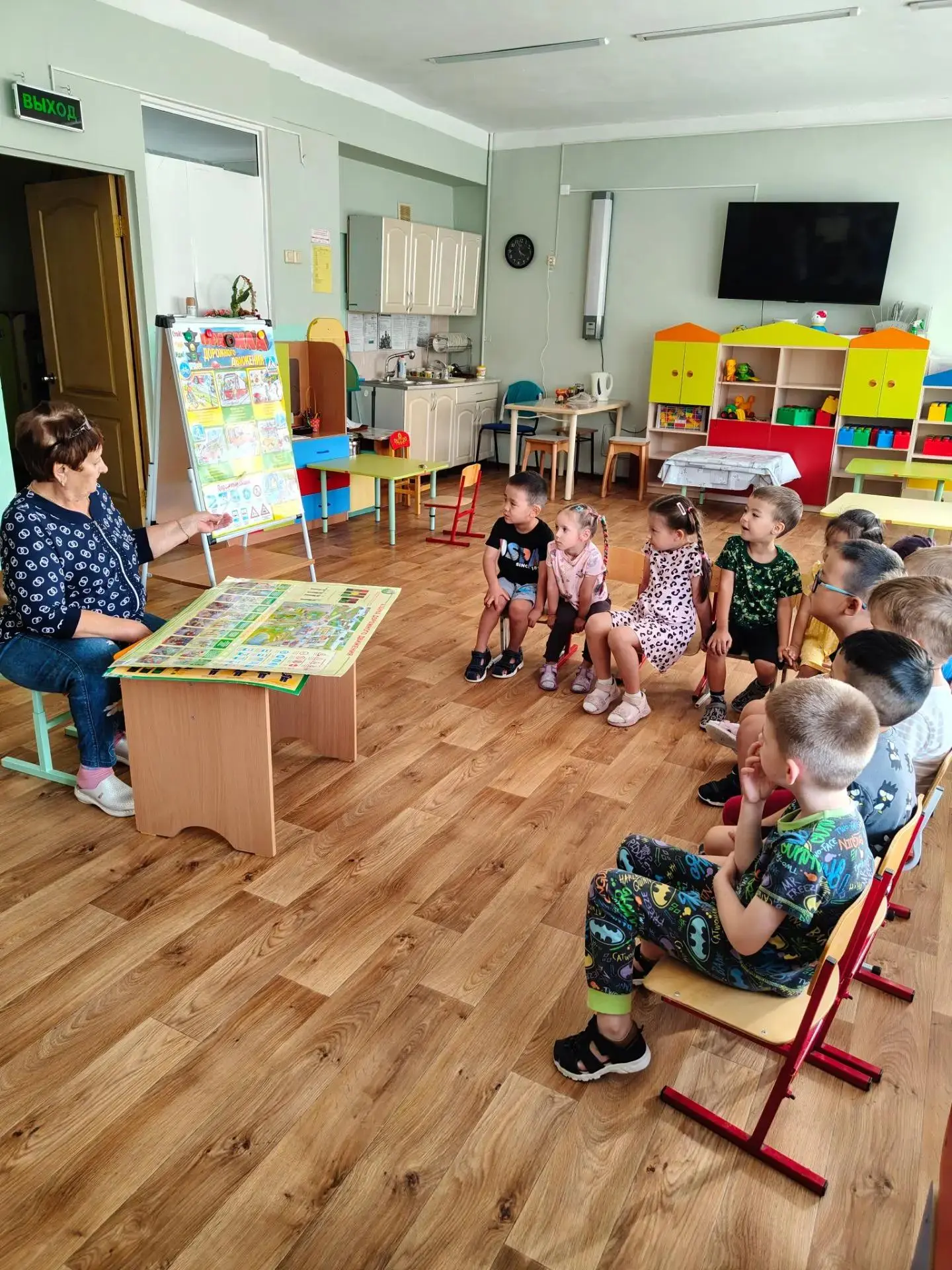 В нашей дежурной группе «Зайчики» прошло важное занятие по правилам дорожного движения....