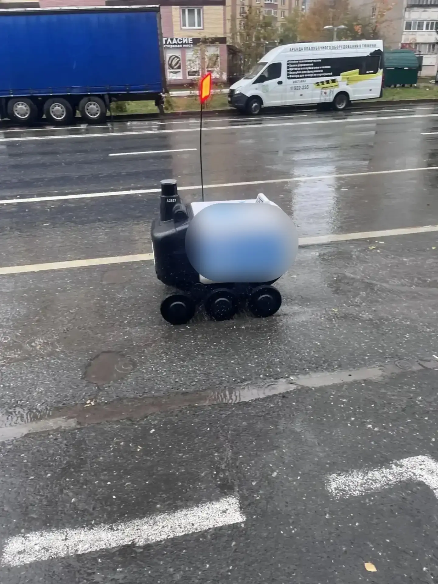 Все чаще тюменцы замечают на улицах города роботов-курьеров