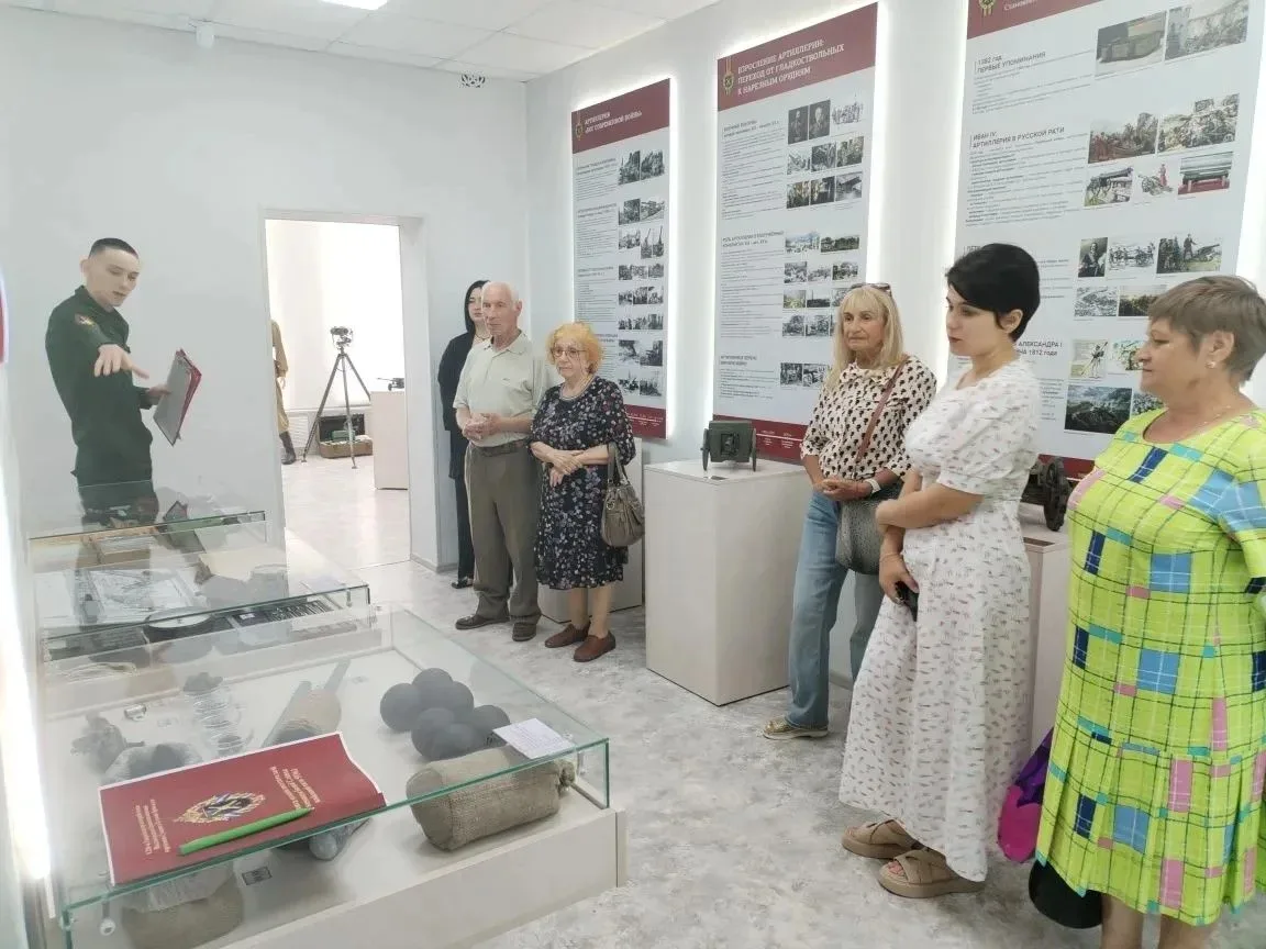 ✅Сегодня для семей наших героев была организована экскурсия в комнату Боевой Славы 120-й Гвардейской