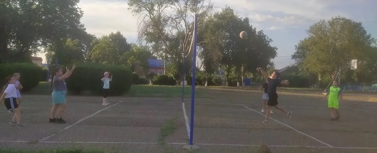 🏀 Вечерний баскет — наша классика!
Ребята из МБОУ СОШ 20 прокачивают скилл на площадке! Вечерний во