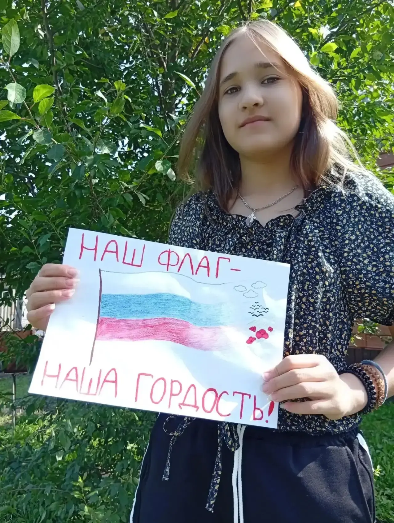 🇷🇺 Душа России в красках: 7-й класс рисует триколор!