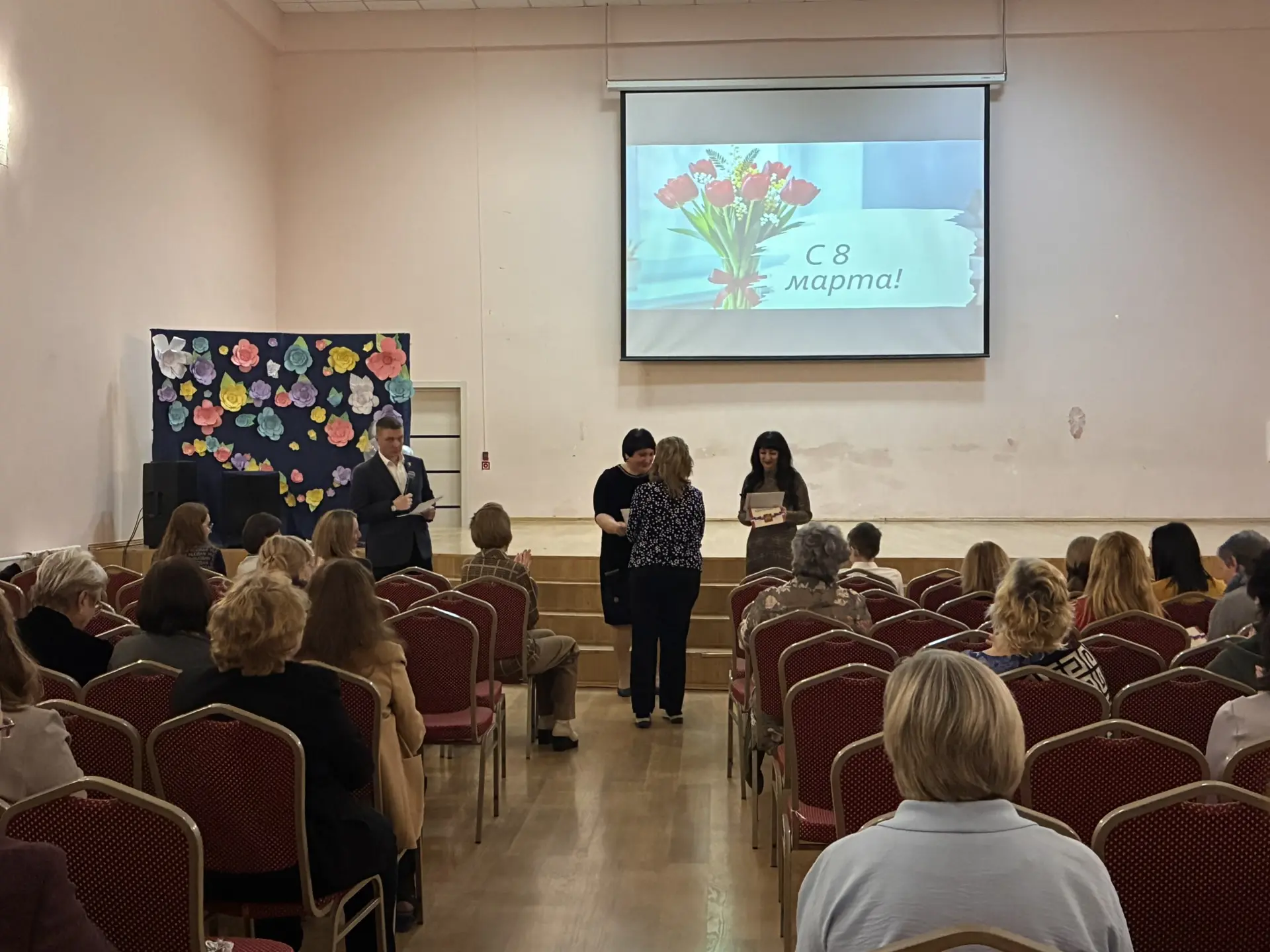 ✨В атмосфере праздничного концерта, посвященного Международному женскому дню, директор школы Булатов