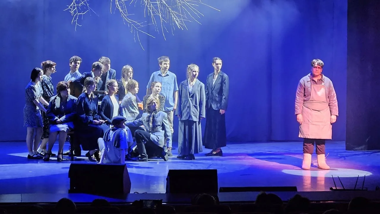 🎭 Ученики 7-8 классов посмотрели трогательный спектакль «Московский дворик»  ⭐️Накануне празднования