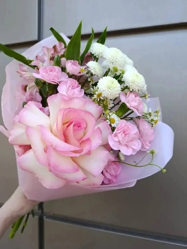 Про букет не забыли?
Выпускной уже близко! 💐👩🏻‍🎓
Последний звонок уже позади, экзамены почти сда