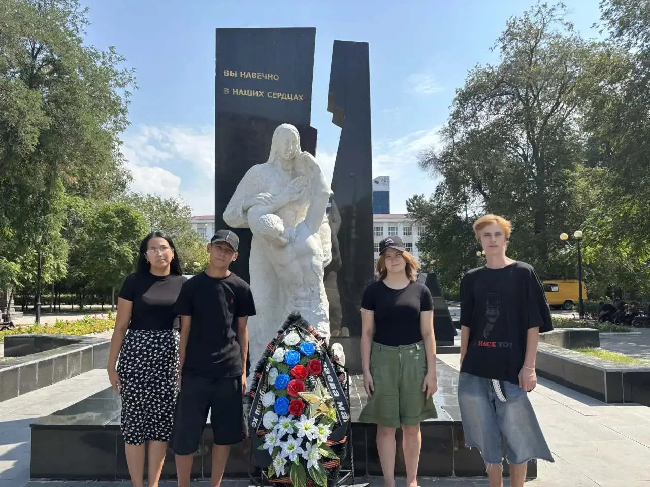 «Участники СВО — герои нашего времени»: воспитанники центра «Исток» почтили память защи...