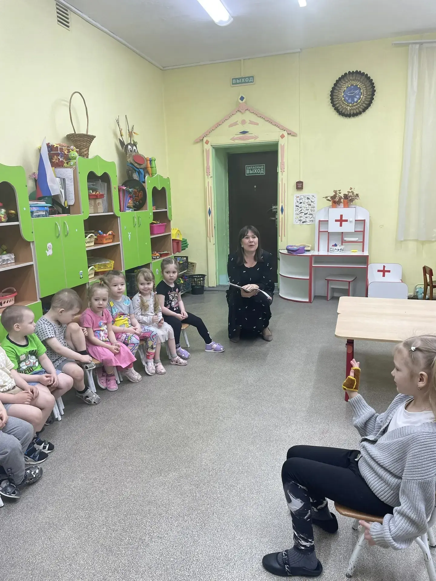 Ученики 1 класса из СОШ N 33 в гостях у второй младшей группы "Колобок" со сказкой «Теремок».
Воспит