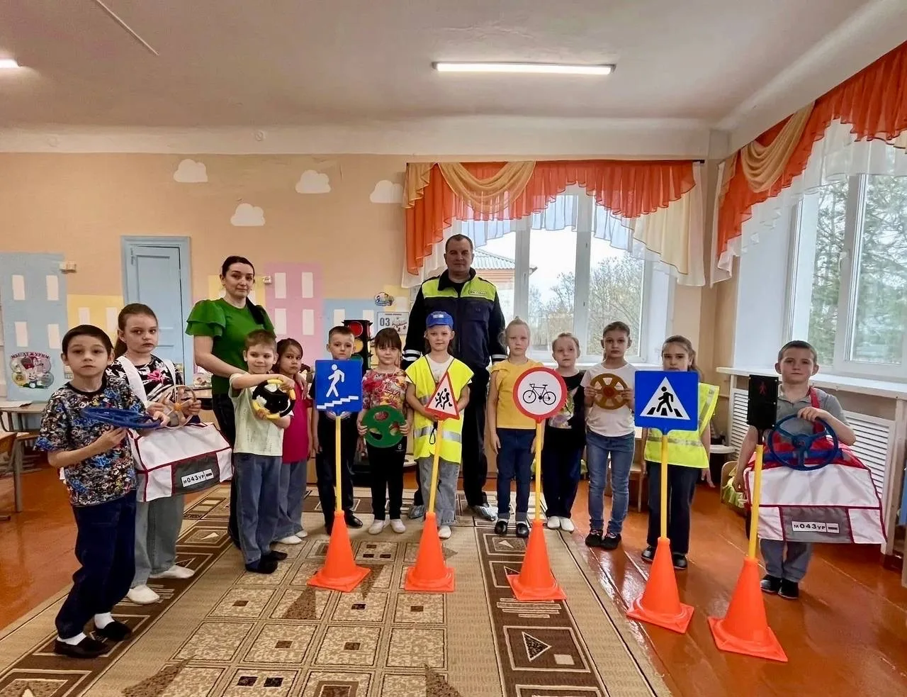 🚔Сотрудники Каменской Госавтоинспекции провели увлекательное мероприятие для юных участников дорожно