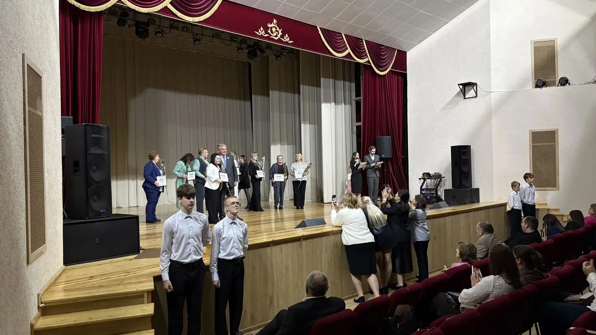 Сегодня в Предгорье чествуют в честь Дня учителя педагогов, воспитателей, ветеранов