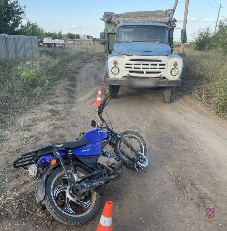 13-летний питбайкер попал в аварию на улице Степной в Серафимовичском районе. Предварит...