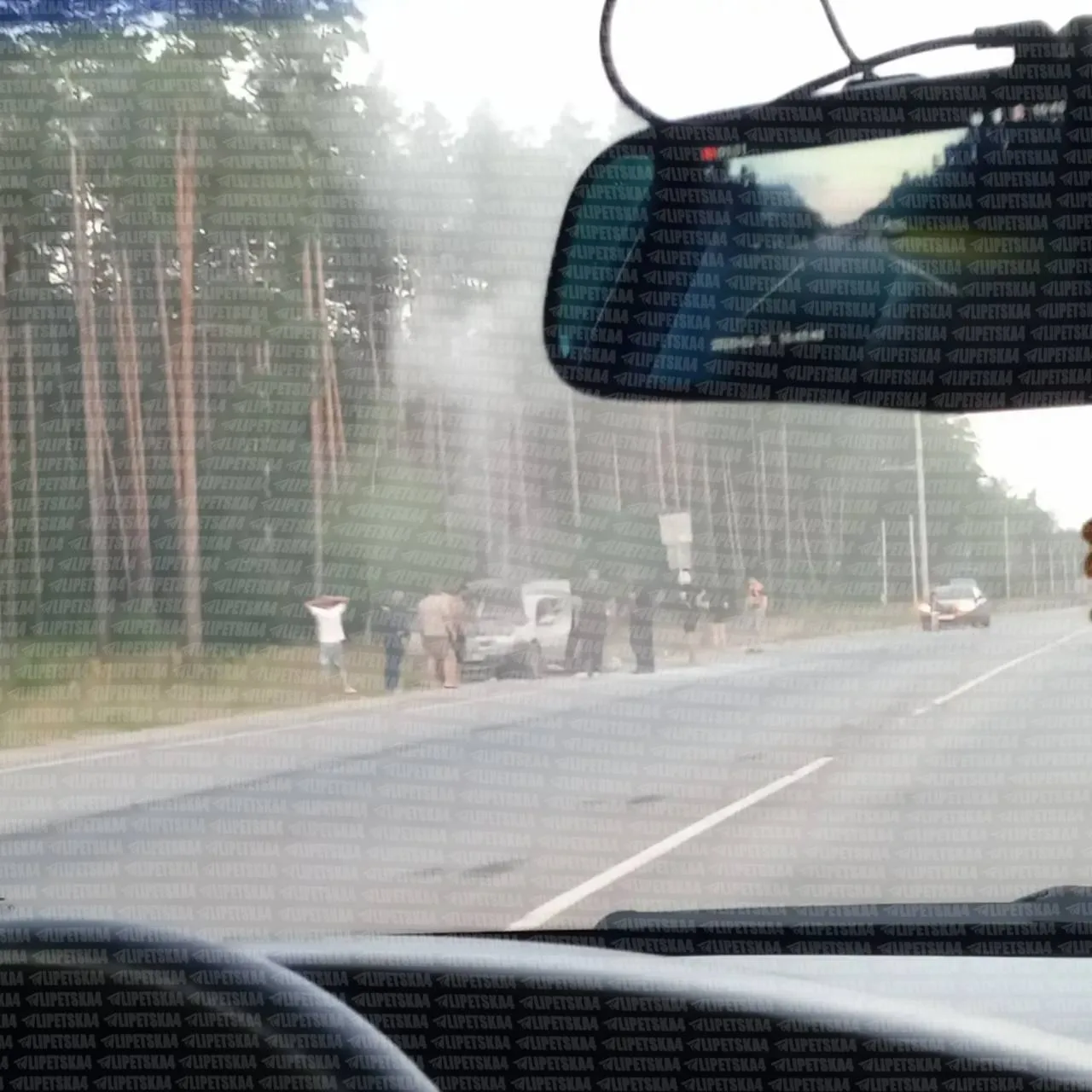 Легковой автомобиль загорелся возле поселка Первомайский. Очевидцы пытаются его потушит...