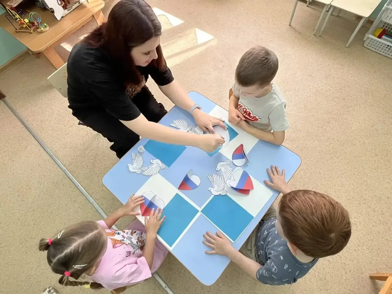 🏡В детском саду прошли мероприятия ко Дню России.

    🇷🇺12 июня в нашей стране отмечается День Р