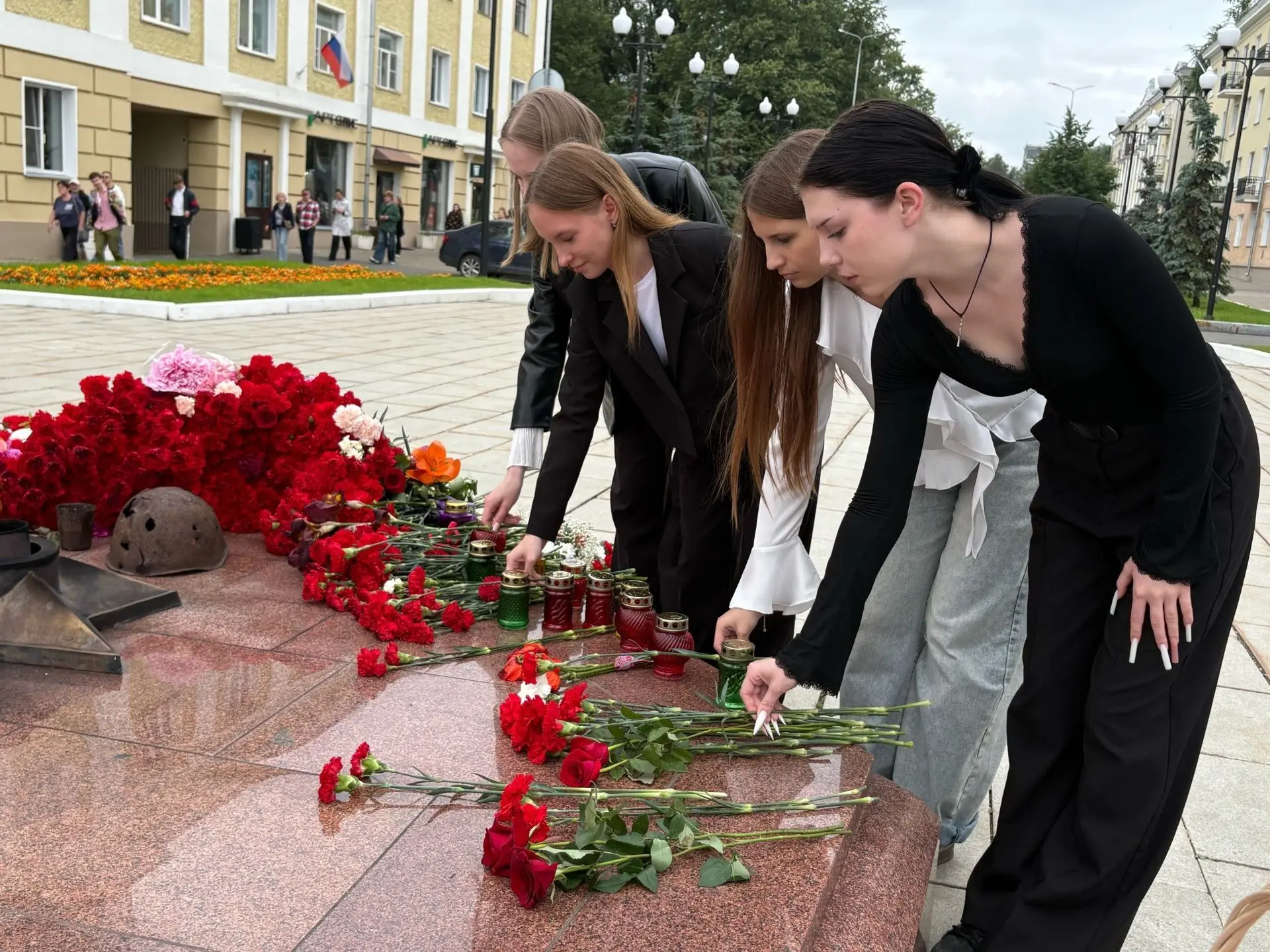 22 июня, день, расколовший время надвое... 🕯️
 
Казалось, было холодно цветам, 
и от росы они слегк