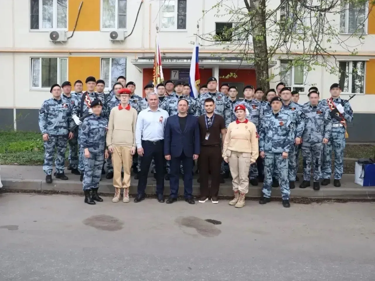 «Парад у дома ветерана»  🇷🇺 6 мая 2026 года ученики и педагоги нашего округа стали частью важного со