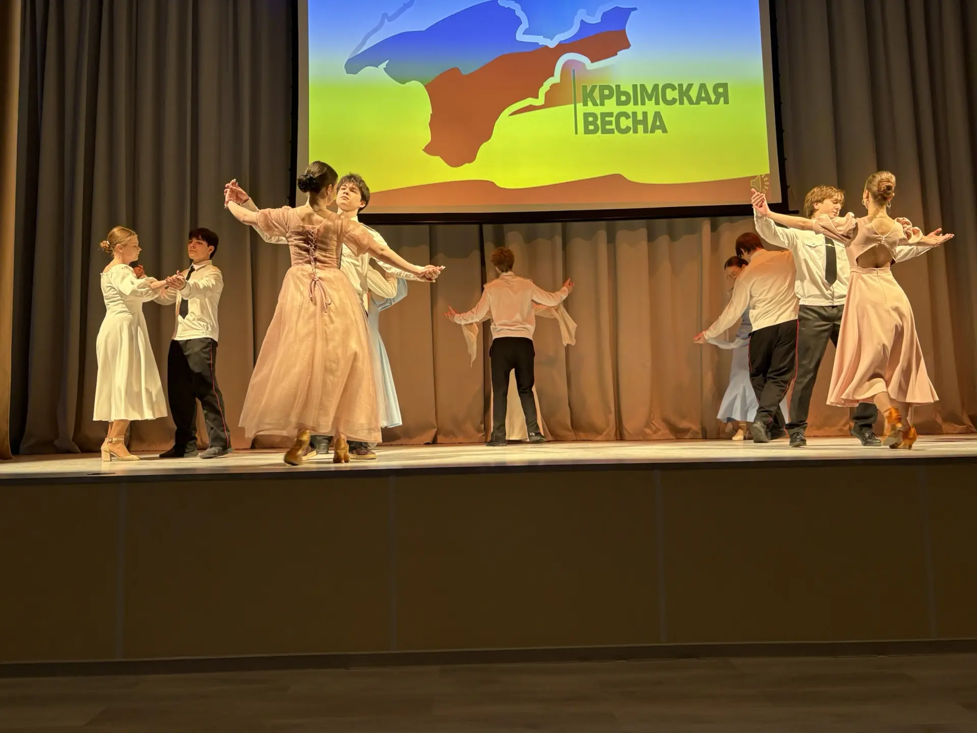 🇷🇺 18 марта в нашей школе для учащихся 8-11 классов прошло торжественное мероприятие «Россия. Крым. 
