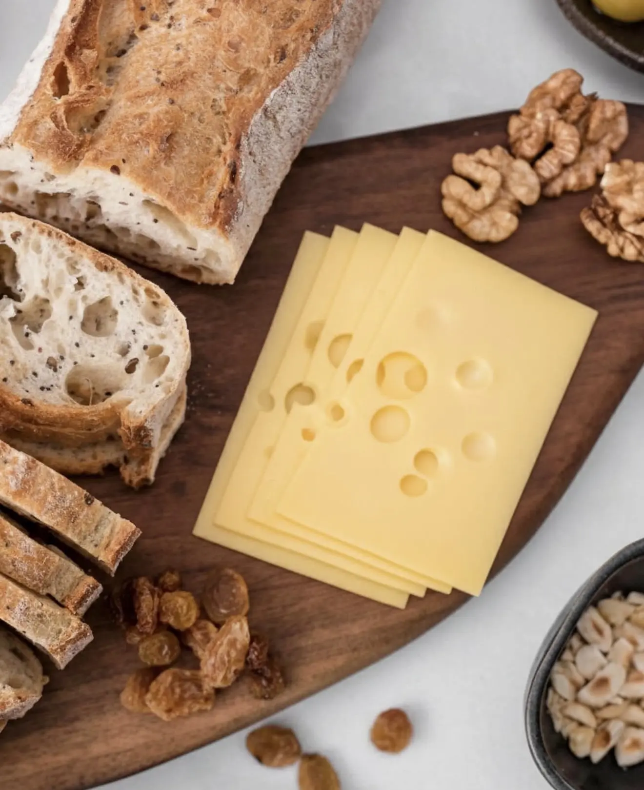 🥖✨ Для счастья нужно совсем немного: хруст свежего багета, пикантные орехи 🌰🔥 и ломт...