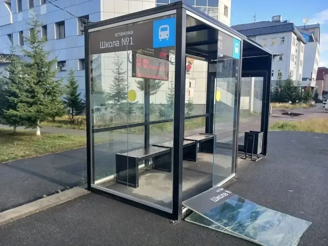 🚌 На недавно установленной уютной остановке «Школа №1» в Салехарде неизвестные разбили...