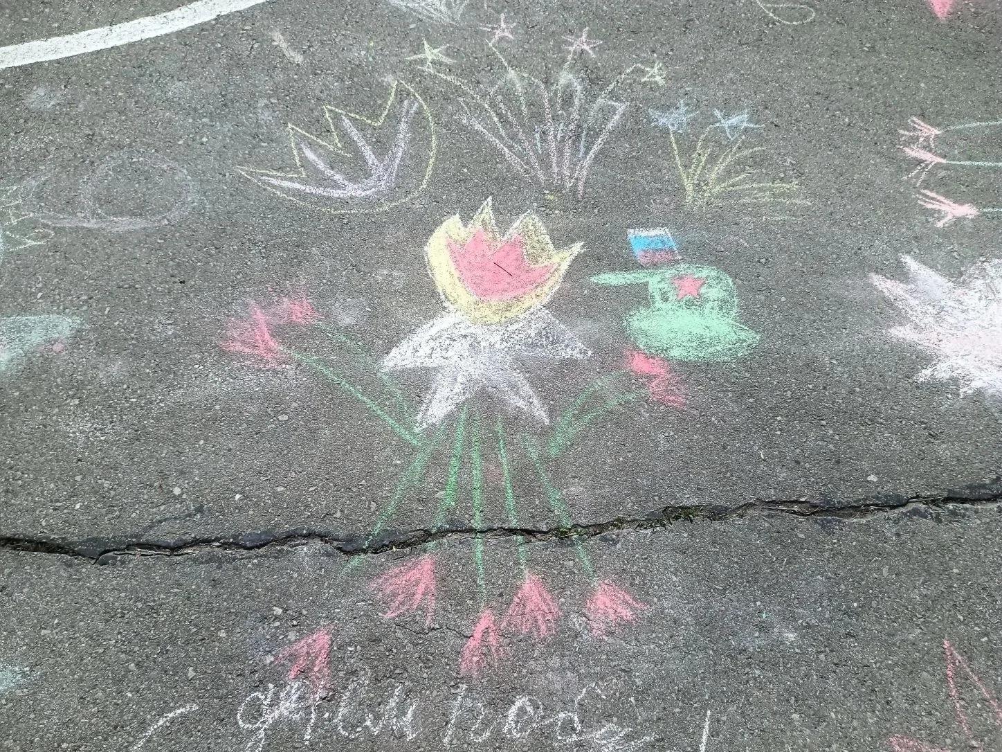 Красивые праздничные работы на асфальте — «Салют, Победа!» ✨   🎨Ребята из начальной школы нарисовали