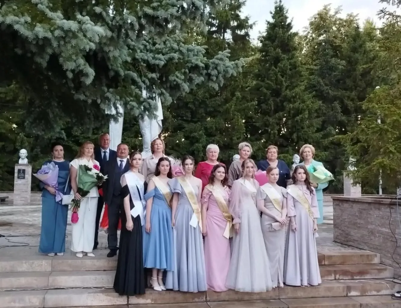 В Белинском районе на Комсомольской площади состоялась торжественная церемония вручения...