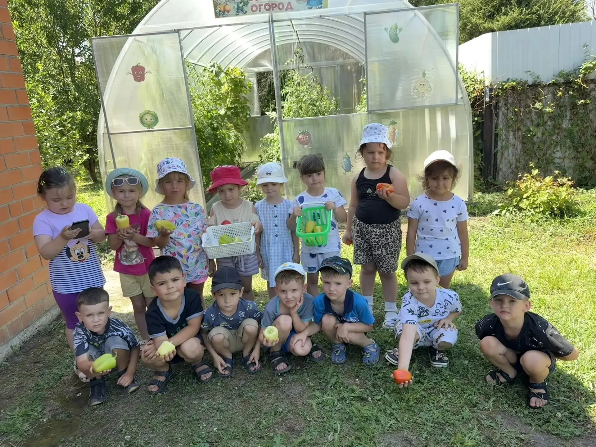 💚 Члены экологического совета группы «Пчёлки» собрали урожай зелёного перца! 🌶️