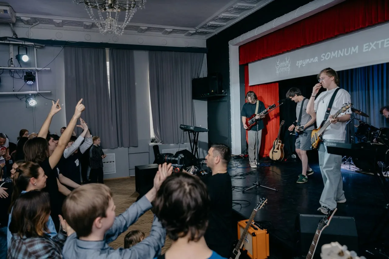 🎸 РОК, КОТОРЫЙ МЫ ЗАПОМНИМ   В минувшую пятницу Курчатовская школа буквально взорвалась звуком — у н