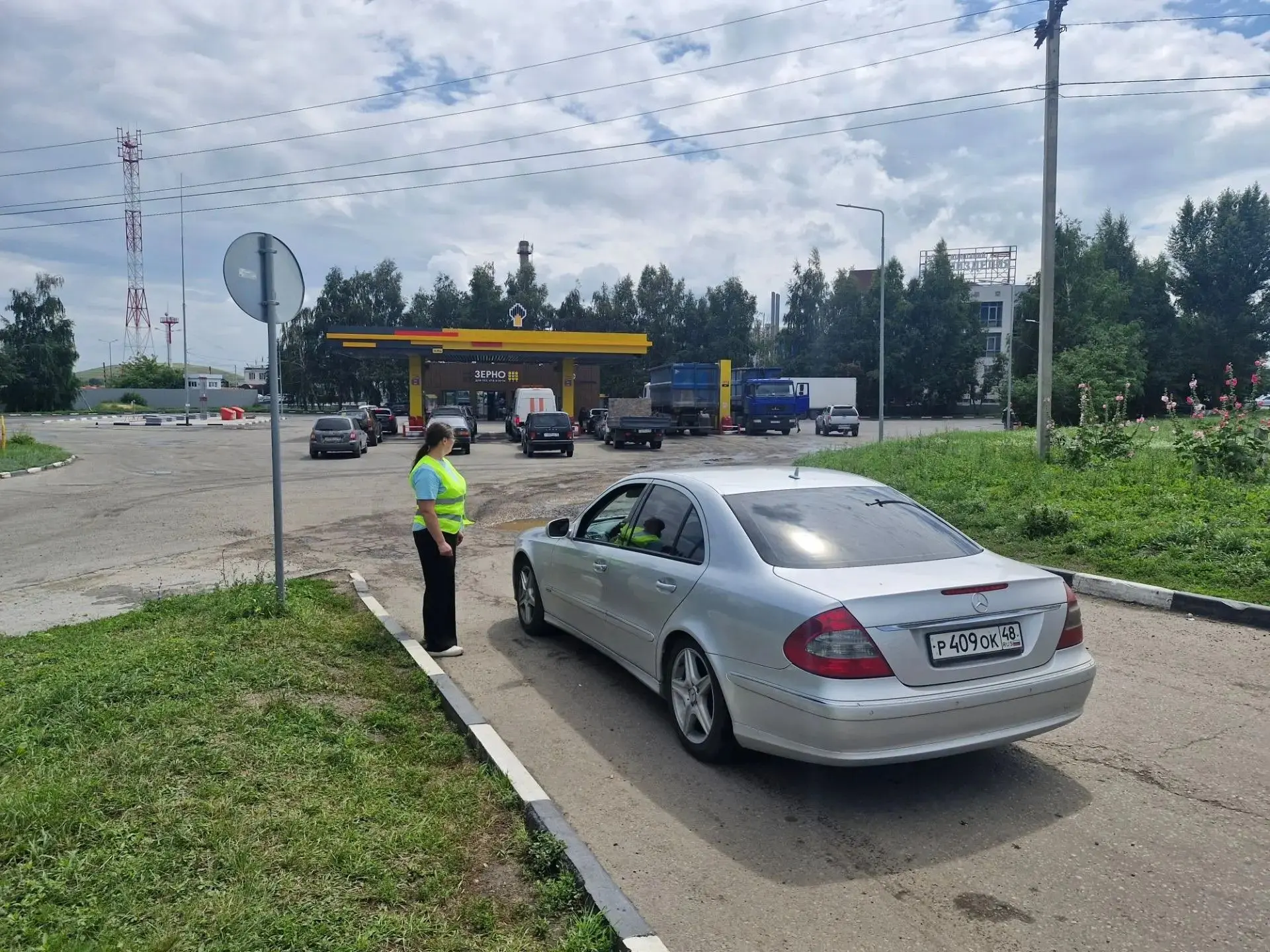 Сегодня эстафету добра продолжает наша коллега в роли волонтера.

Надежда Юрьевна на посту — она деж