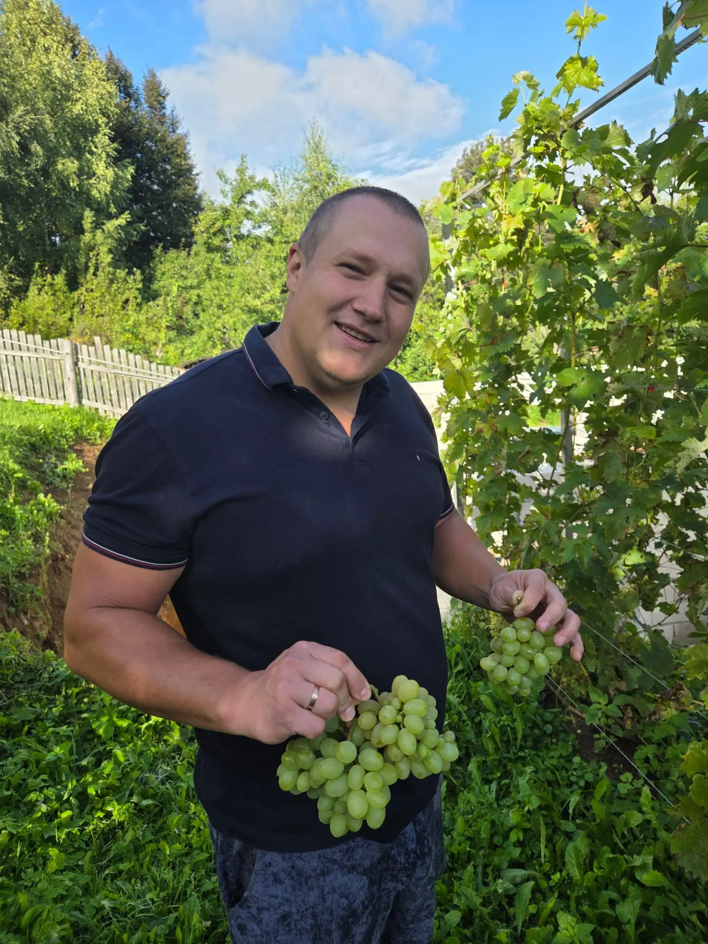 Наконец то мы дождались момента когда можно собрать виноград 🍇  До чего же он сочный и...