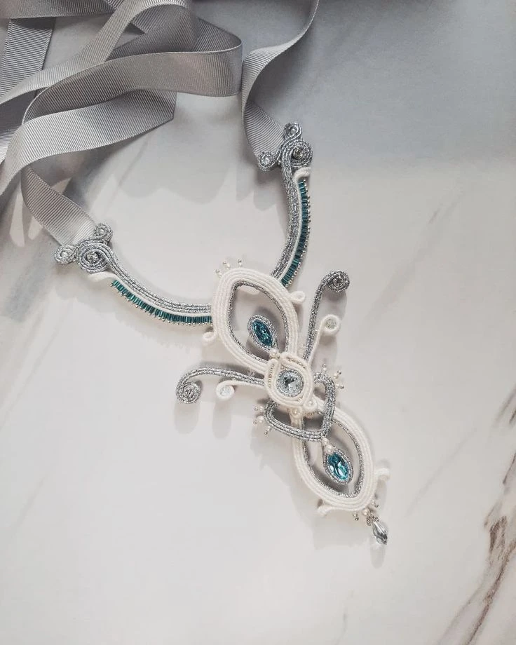 Колье 
Автор: Marija Markovic (MagdoTouch)
www.etsy.com/shop/magdo...

#магия_сутажа, #сутаж, #сутаж