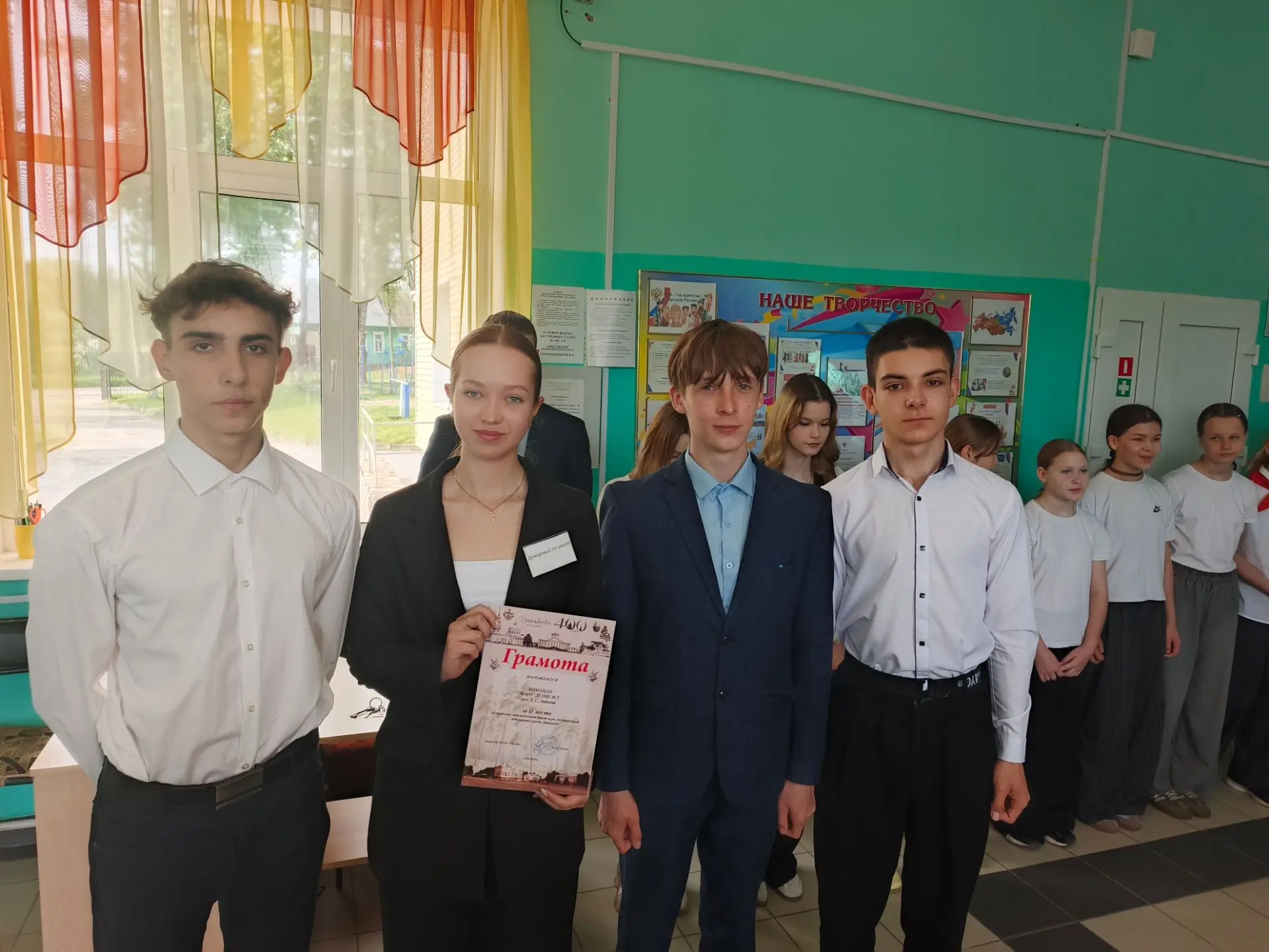 На школьной линейке прошло торжественное награждение ребят — победителей и призёров раз...