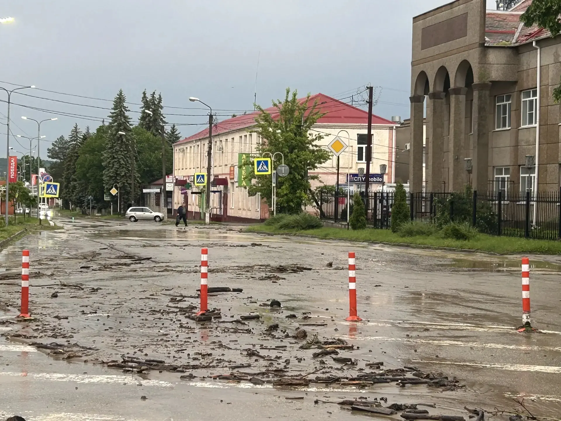 Непростая ситуация складывается в Майкопском районе в связи с сильным ливнем.