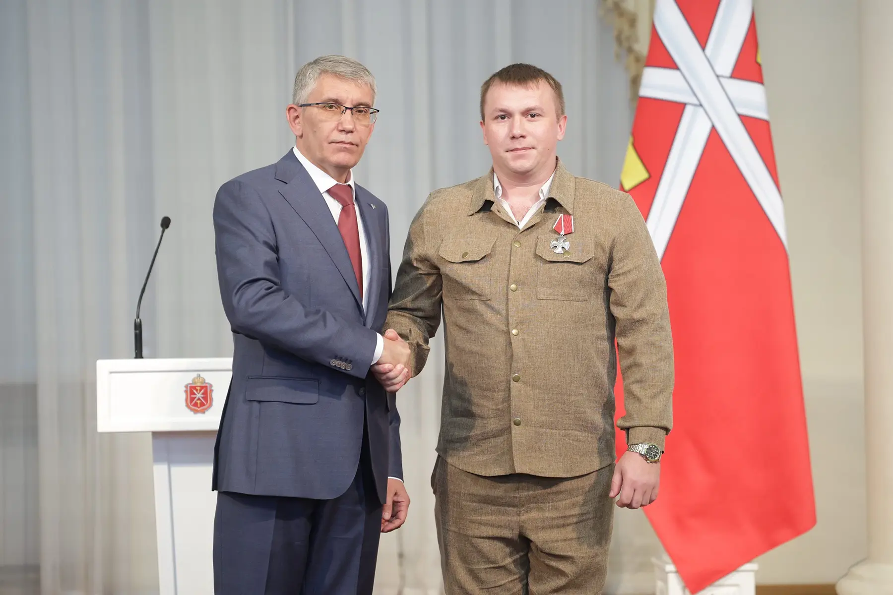 Славься страна, мы гордимся тобой!

В Доме Дворянского собрания вручил государственные и региональны