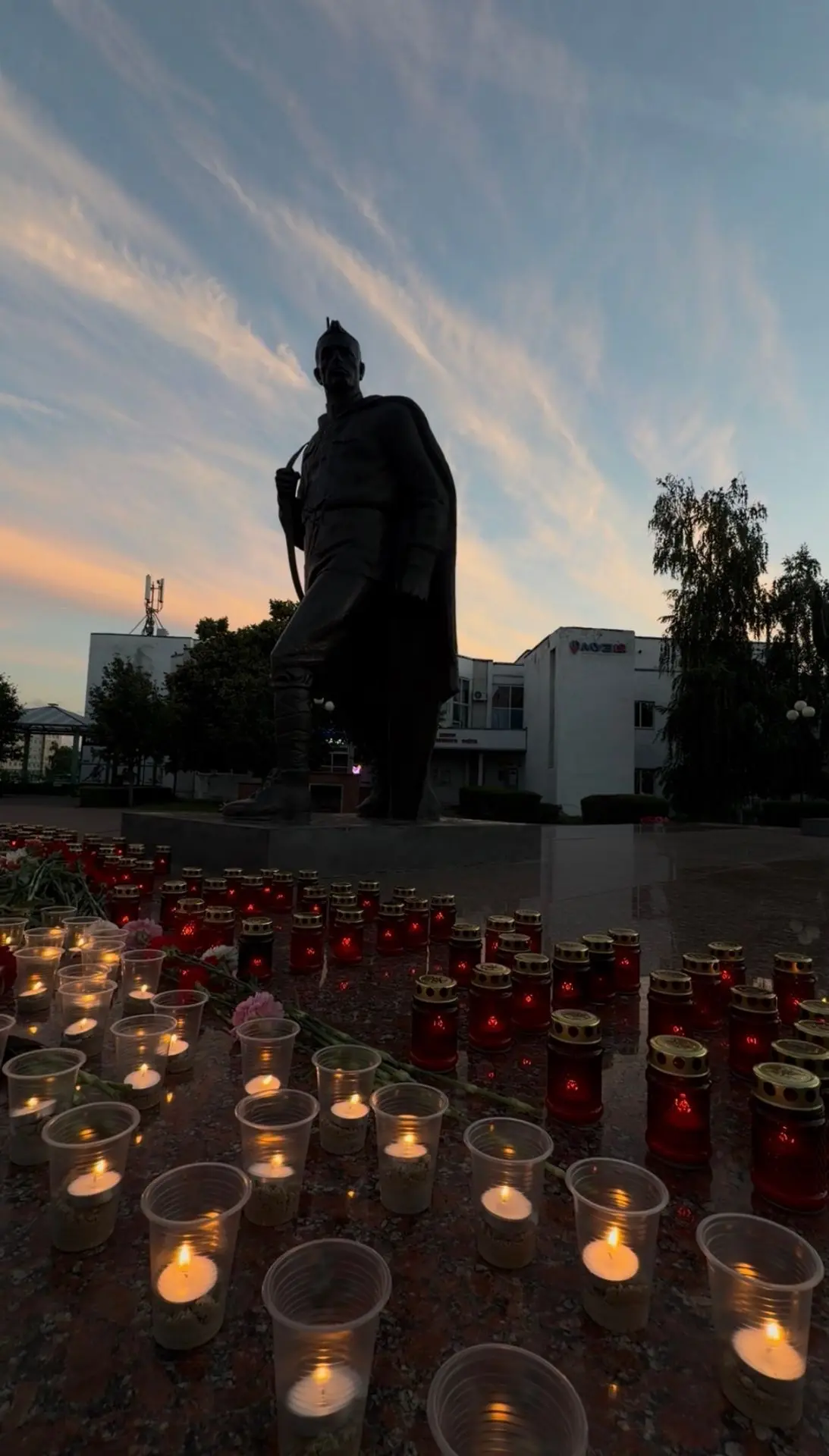 🕯️ Этой ночью десятки старооскольцев собрались у памятника уходящему на фронт солдату в микрорайоне