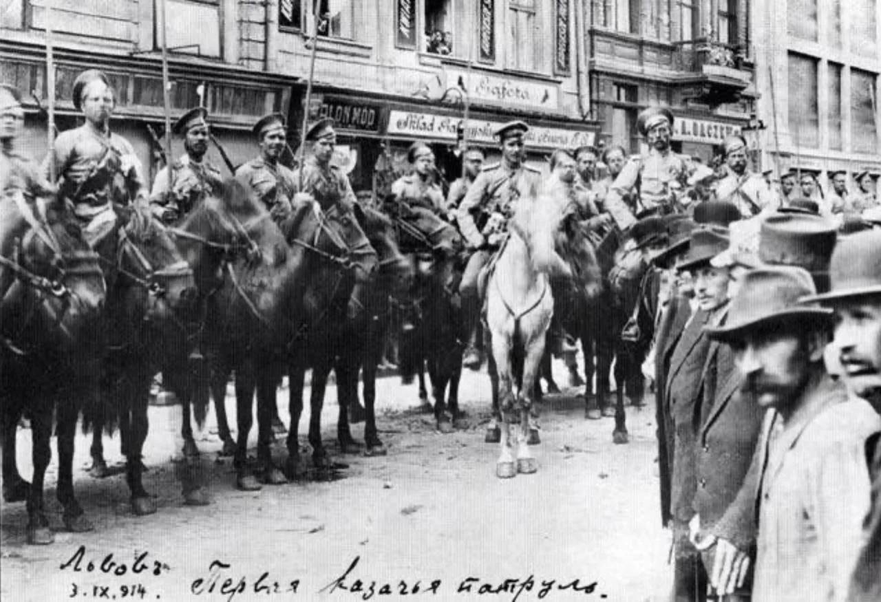 Показательное фото: Львов. 3 сентября 1914. Патруль русских казаков сразу после взятия ...