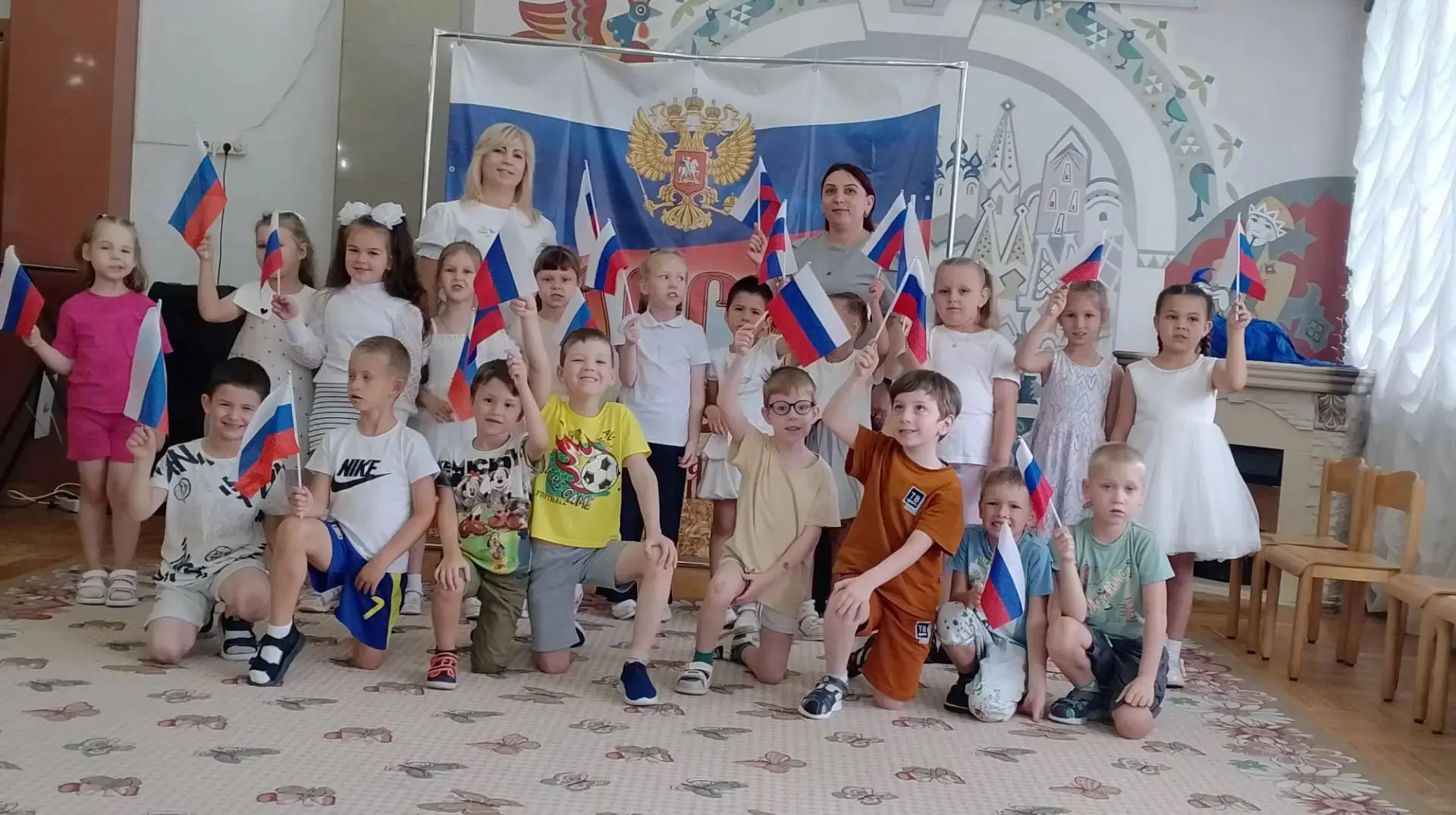 🇷🇺❤В группе "Колобок и  Земляничка" отметили День Государственного флага