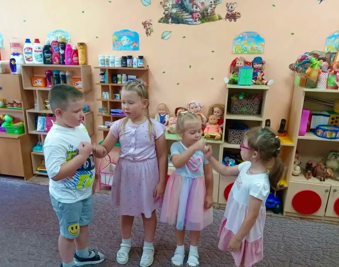 Настоящая дружба начинается с мизинчика! 🤝✨

Посмотрите на эти милые фото! 😍 Утром малыши спорили 