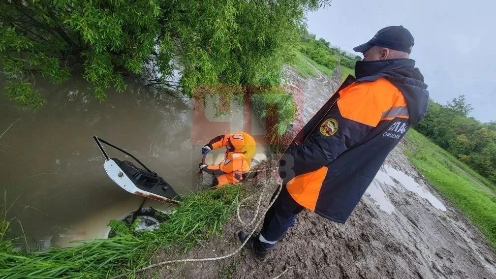 →  В затонувшем авто в станице Бекешевской, к счастью, не было людей.   Глава Предгорья сообщил, что