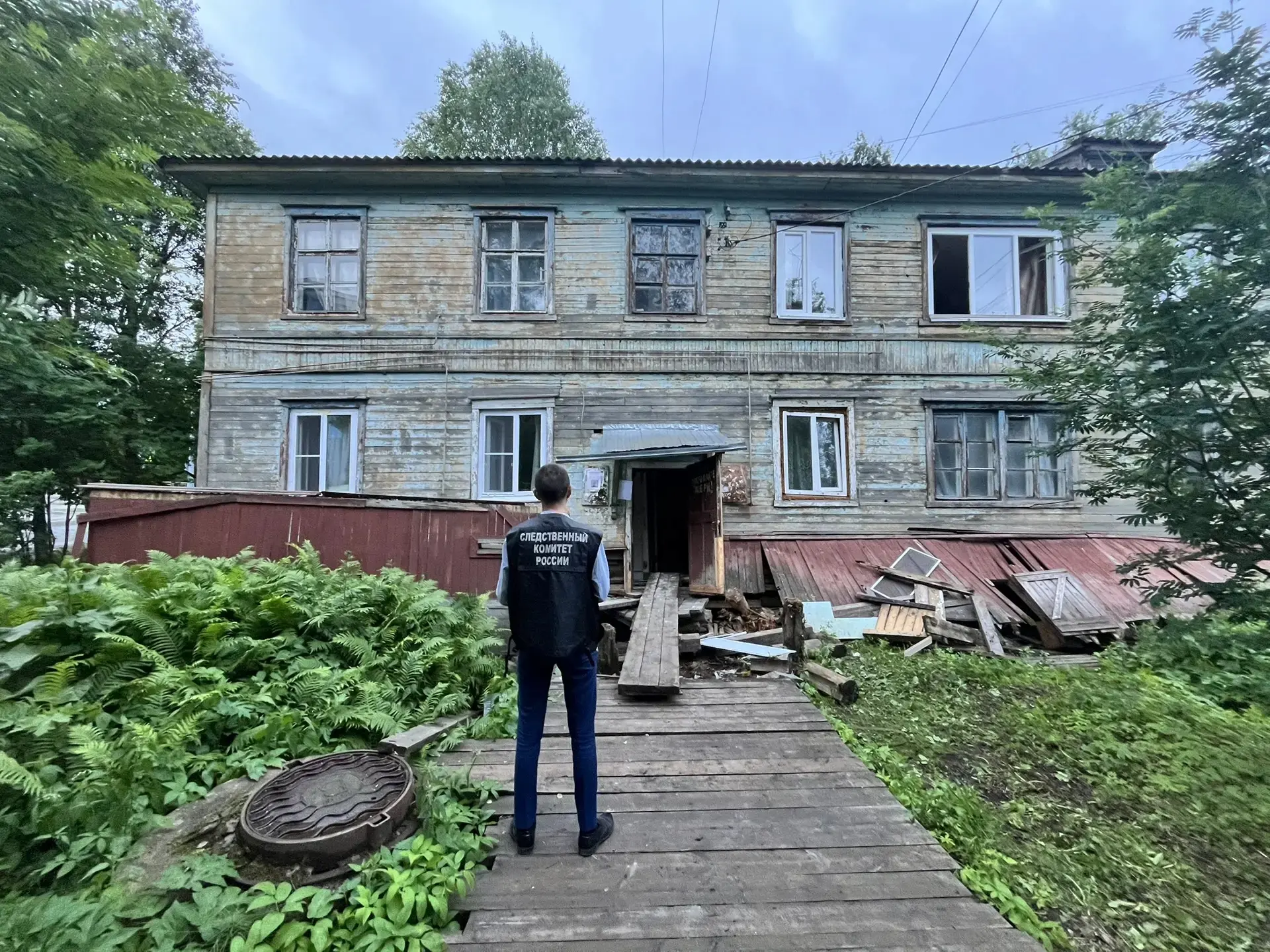 В Архангельске сошёл со свай деревянный дом. Первый в этом году и мы уверены – будут ещё.

Двухэтажн