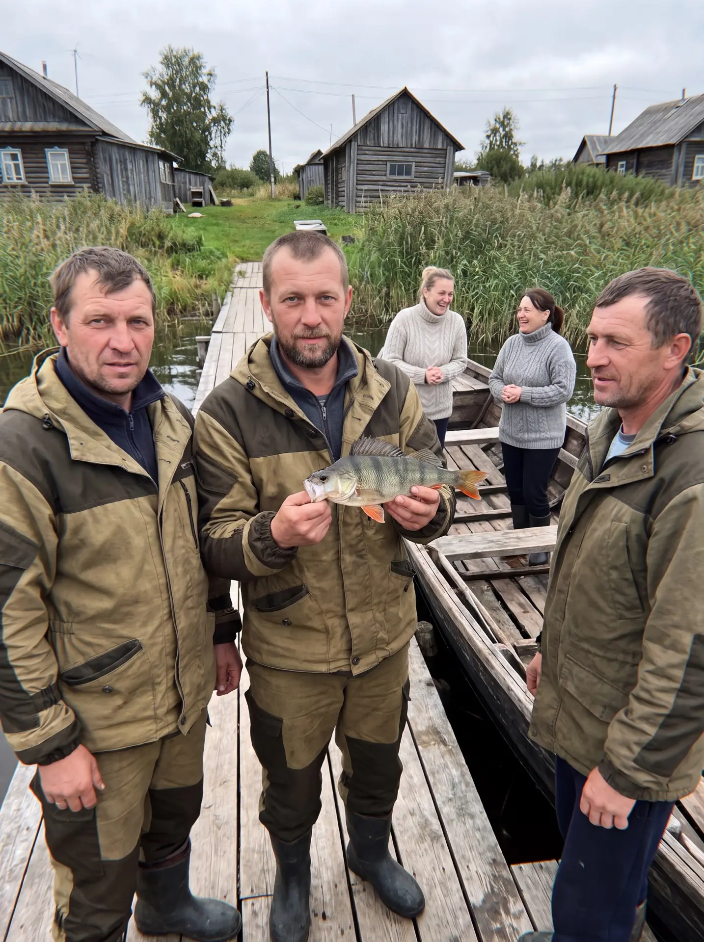 Пацаны с рыбалки прислали фото, а Димка на фоне двух девчонок с соседней базы стоит. Ег...