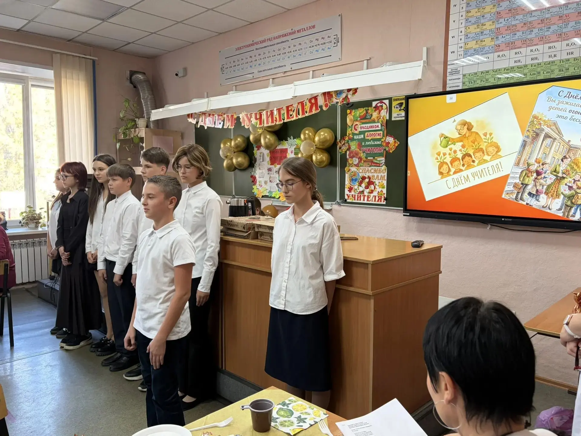 🍁Пока старшеклассники заменяли учителей на уроках, учащиеся 7х классов устроили для пе...