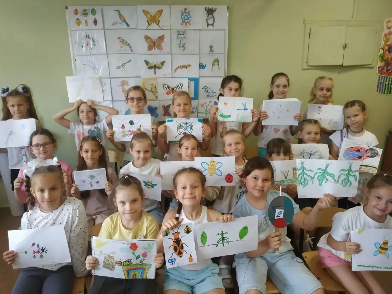 22 июня на занятии «Волшебницы Природы» прошёл конкурс рисунков «Знакомые насекомые» среди 2-го, 5-г
