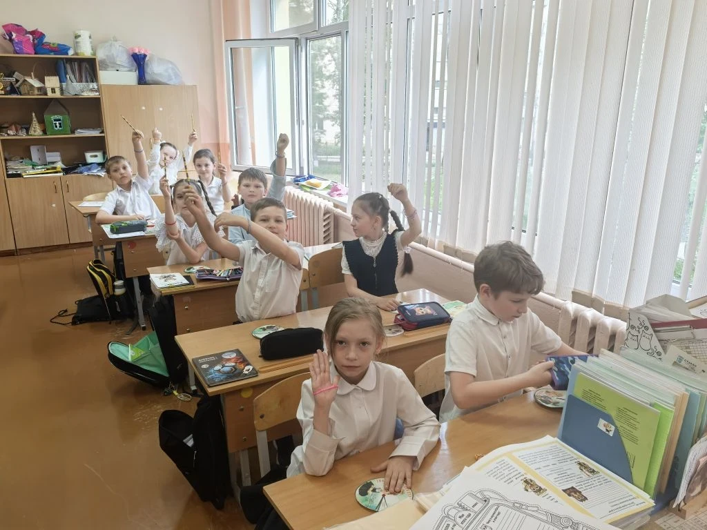 На последнем уроке в этом учебном году лучшие ученики 2б, которые выучили  таблицу  умножения, получ